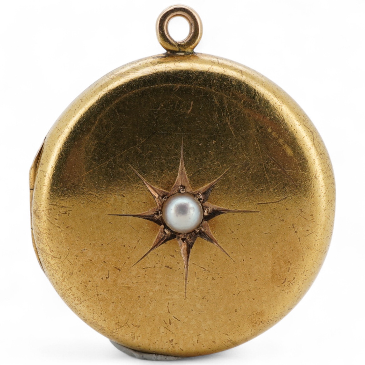 An Edwardian 15ct gold and split pearl set circular locket, hallmarks for James Harrison, Chester, 1906, diameter 19mm.